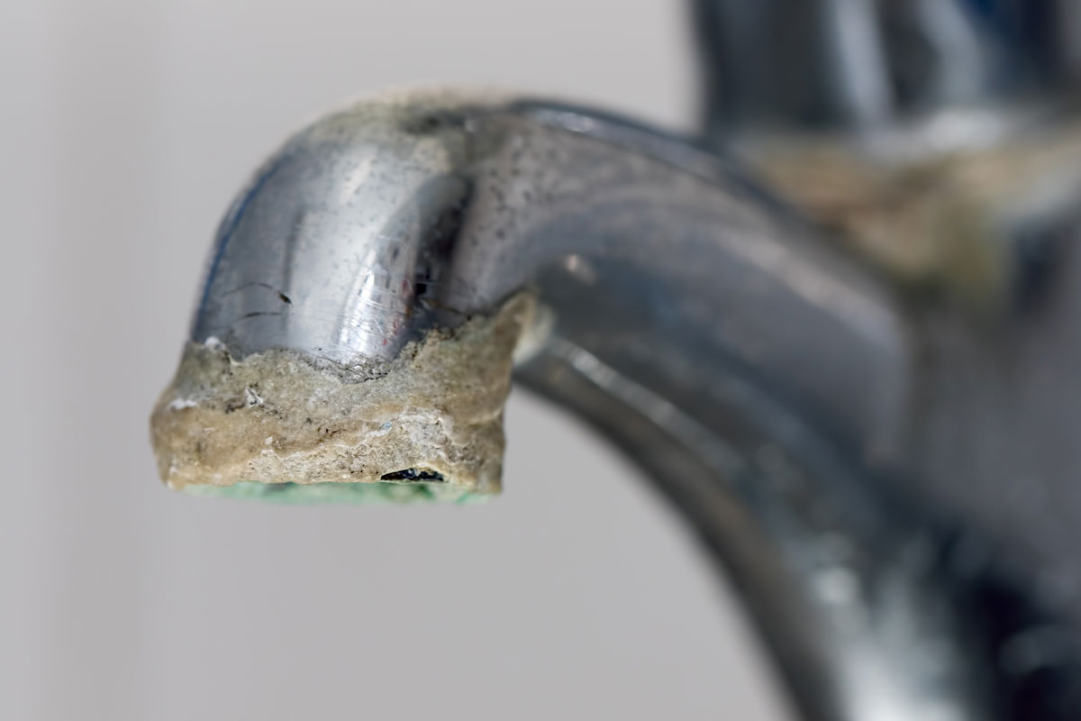 Hard water on faucet. D & F Plumbing, serving Portland OR & Vancouver WA explains the 7 warning signs of hard water and if you need a water softener.