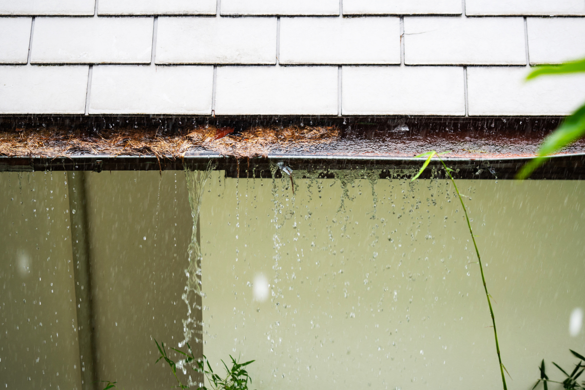 Clogged gutter overflowing with rainwater - D & F Plumbing, serving Portland OR & Vancouver WA talks about the 5 common fall plumbing issues homeowners may experience.